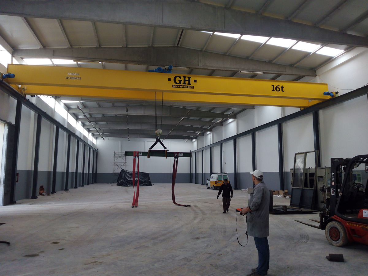 Grúa puente birrail con un polipasto de 16t de capacidad de elevación, luz de grúa de 19 metros y una altura de elevación de 6,68 metros para cliente Tafmold, Lda en Estarreja - Portugal. Grúa puente birrail con un polipasto de 16t de capacidad de elevación, luz de grúa de 19 metros y una altura de elevación de 6,68 metros para cliente Tafmold, Lda en Estarreja - Portugal.