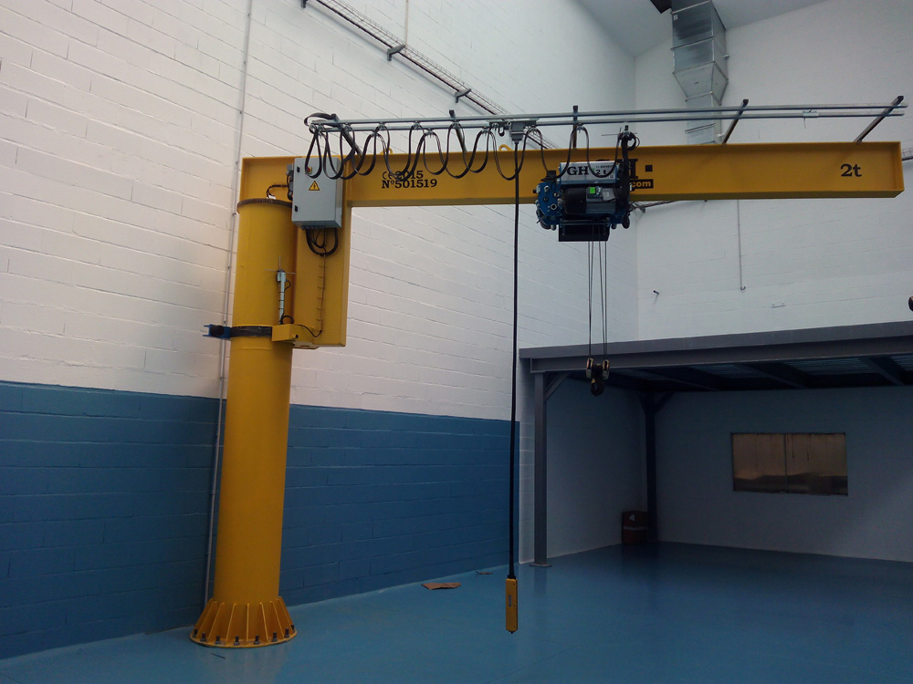 Grúa pluma columna con polipasto de 2t de capacidad de elevación, una altura de elevación de 3,5 metros y un brazo útil de 5 metros instalada en Arcos de Valdevez para Poligal Portugal, Unipessoal, Lda. Grúa pluma columna con polipasto de 2t de capacidad de elevación, una altura de elevación de 3,5 metros y un brazo útil de 5 metros instalada en Arcos de Valdevez para Poligal Portugal, Unipessoal, Lda.