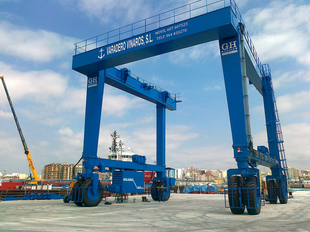 Model GH275 marine automotive gantry crane with a capacity of 250t for Varadero Vinaros SL. Model GH275 marine automotive gantry crane with a capacity of 250t for Varadero Vinaros SL.